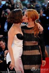 组图：约瑟芬透视装近全裸 和爆乳女星热辣深吻