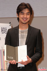 组图：陈柏霖黑色西装现身 脚穿雨靴造型混搭