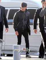 组图：金秀贤全智贤机场重聚 黑白配登对