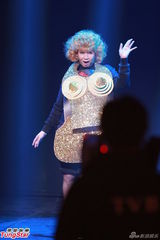 组图：《欢乐满东华2012》落幕 那英西装助阵