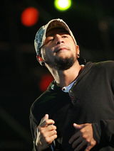 张震岳携乐队参演龙水湖音乐节