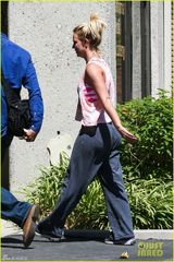 组图：布兰妮粉色小背心笑容灿烂手臂粗壮