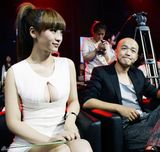 组图：柳岩“绷带装”秀美胸 包贝尔走神看傻眼