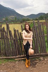 组图：王雅捷忙里偷闲游古城 合作国际班底大气优雅