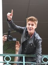 组图：比伯拿扩音喇叭开阳台演唱会