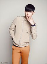 组图：金秀贤曝冷峻写真 造型百变引领时尚