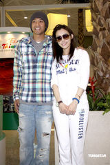 幻灯图：范玮琪秀钻戒 陈建州称年内一定办婚礼