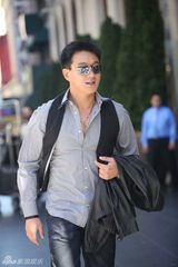 组图：佟大为戴墨镜现身美国 忙里偷闲逛旧金山