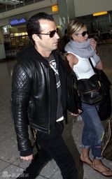 组图：茱莉机场邂逅安妮斯顿 昔日情敌擦肩而过