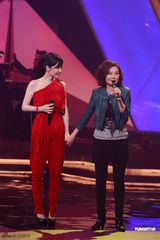 组图：周慧敏红装娇俏可人 与阿Sa男友深情对唱