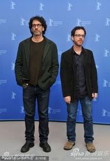 《大地惊雷》发布会 奥斯卡影帝布里奇斯亮相(图)