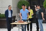 组图：《单身男女2》古天乐片场庆生欢乐多