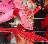 组图：人妖羽毛丝带装透内裤 狂摇头露巨乳失态