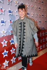 幻灯图：陈奕迅怪异打扮走红毯 发型惹眼举止豪放