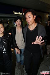 组图：郑伊健蒙嘉慧高调返港 十指紧扣四秀婚戒