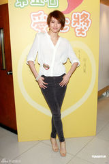 组图：梁咏琪出席爱心颁奖礼 称恩惠能使他人活下去