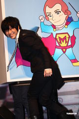 组图：张芸京新书创佳绩 穿燕尾服奏交响乐