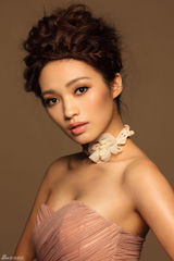 组图：顾璇化身复古公主 气质高贵宛如油画