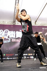 幻灯图：唐禹哲与彭于晏扮帅气选手大玩街舞