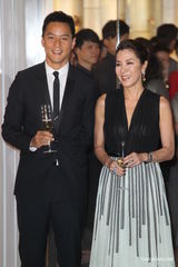 组图：杨紫琼回归时尚显高贵 吴彦祖黑色西装剪彩