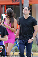 组图：超模克劳迪娅紧身裙抢镜 与神秘男逛街