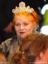 幻灯图：《爱丽丝》英国首映 海瑟薇秀雪白凝肌