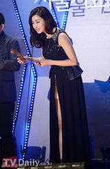 组图：首尔歌谣大赏 朴春甩掉鞋水晶露腹肌