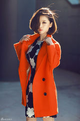 组图：姚贝娜春日街拍曝光 亮色大衣显潮范