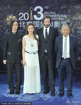 组图：里维斯携《太极侠》剧组北京电影节蓝毯