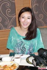 组图：李诗韵否认整容传闻 当众摸鼻自清