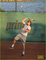 组图：莱昂纳多骑单车 动作惊险吓坏小伙伴