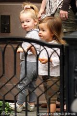 组图：杰西卡-帕克抱双胞胎出街 姐妹俩可爱萌人
