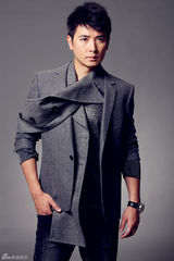 组图：保剑锋最新写真 展干练睿智侦探风格