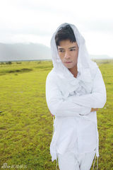 组图：小黑马黄智博草原写真 白色风衣彰显率真