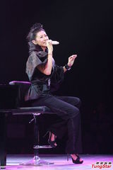 组图：叶倩文一家三口合唱 林青霞素颜到场欣赏