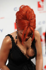 高清组图：蕾哈娜黑色爆乳装亮相 低头春光乍泄