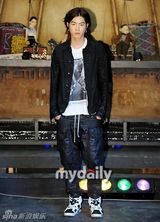 组图：秀英李钟赫片场调情 潮人李天熙脚踩飞跃