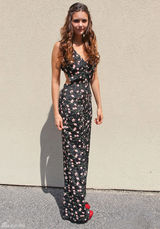 组图：妮娜-杜波夫长裙现身杂志签名会