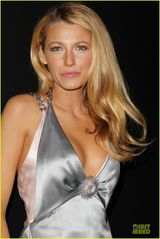 组图：布莱克-莱弗利现身时尚派对 长裙裸背优雅性感