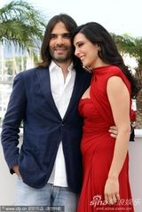 《我们现在去哪》发布会 女导演纳迪携老公亮相