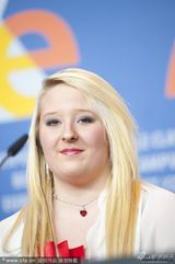 组图：《天堂希望》发布会 导演亲吻女星