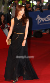 组图：李妍熙黑色长纱裙亮相典雅温婉