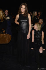 组图：前阿汤嫂精心妆扮赴秀场 皮裙展透视诱惑