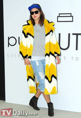 组图：孔孝真参加首尔时装周 毛绒大衣霸气足