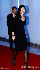 组图：韩星金孝珍出席时装秀 呼吁爱惜动物