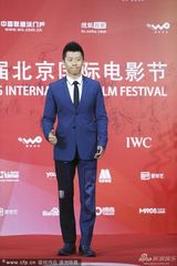 组图：夏雨蓝西服帅气亮相 红毯活泼合影互动