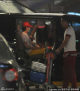 组图：李云迪口罩装扮严实 携神秘美女现身机场