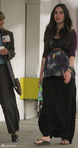 组图：梅根和老公出门看医生 大肚隆起魅力不减