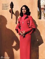 组图：打雷姐华贵杂志写真 性感贵妇深闺迷情