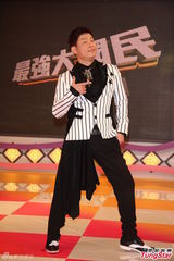 组图：Selina红裙俏皮 鸡排妹狂挤浑圆半球抢眼